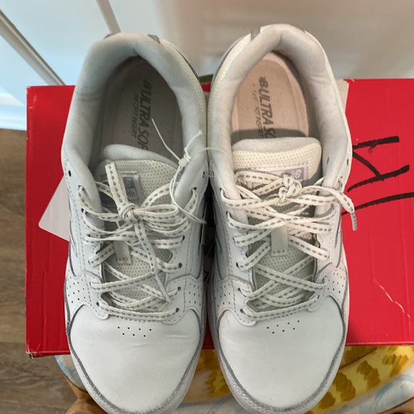 New Balance Women’s Tennis Shoe - Picture 4 of 5